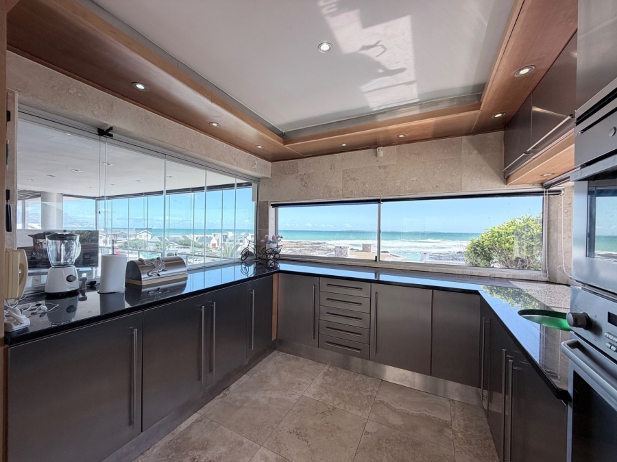 7 Bedroom Property for Sale in Bloubergstrand Western Cape